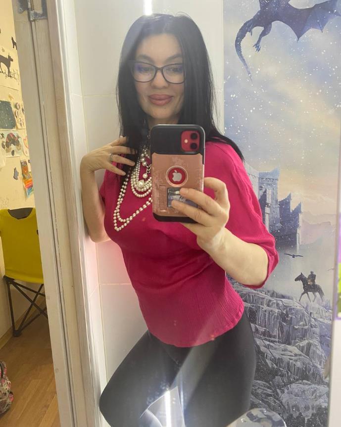 Селфи в обтягивающих легинсах и красной кофте. Селфи в обтягивающих легинсах и красной кофте.