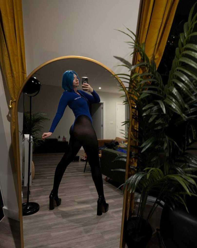 Необычное селфи у зеркала в чёрных колготках.