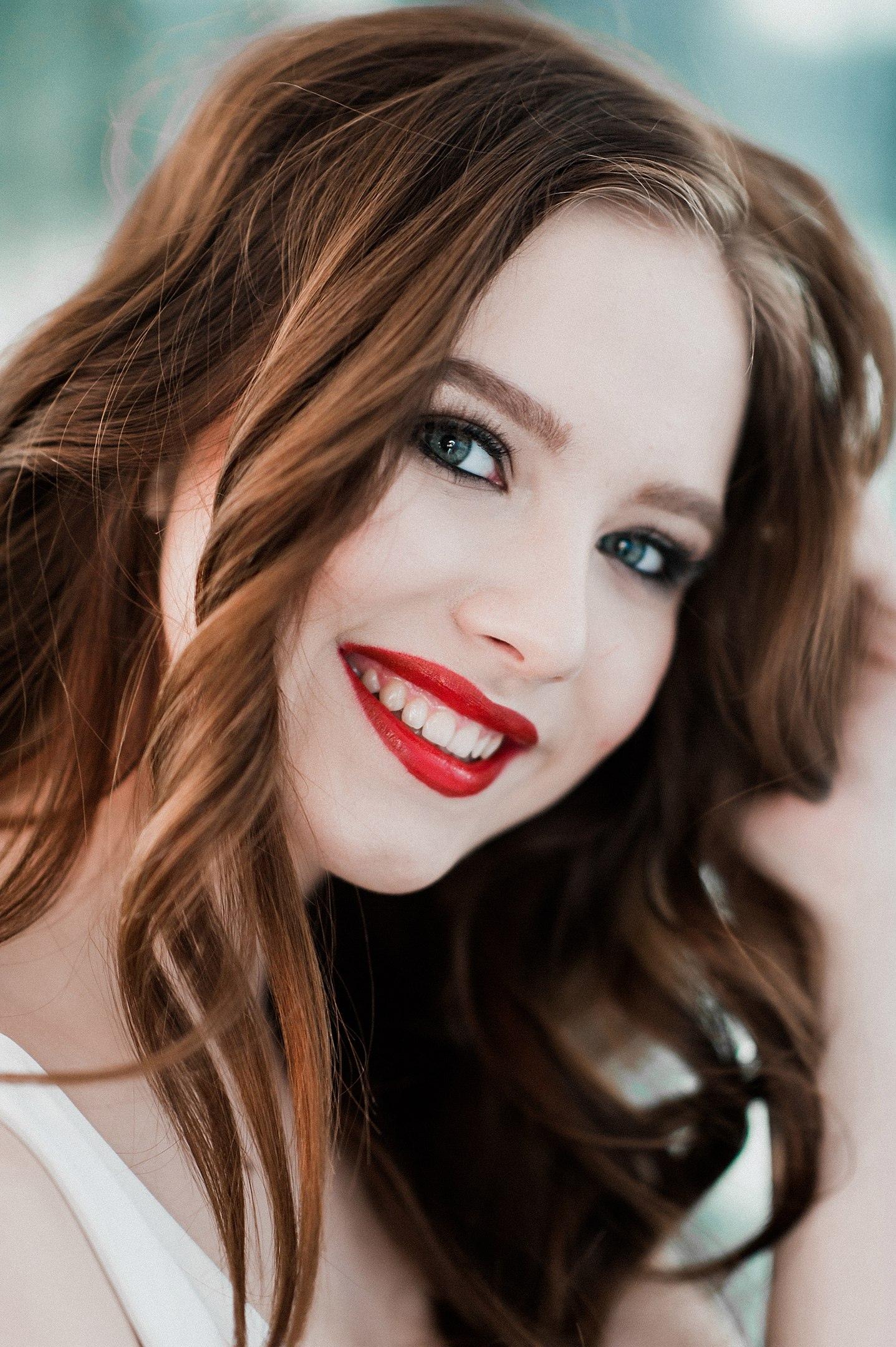 Красивое фото крупным планом с красными губами. Красивое фото крупным планом с красными губами.