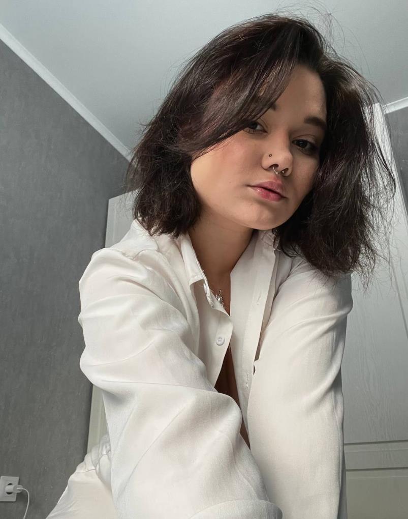 Жгучая брюнетка Kate Koss в рубашке на голое тело.