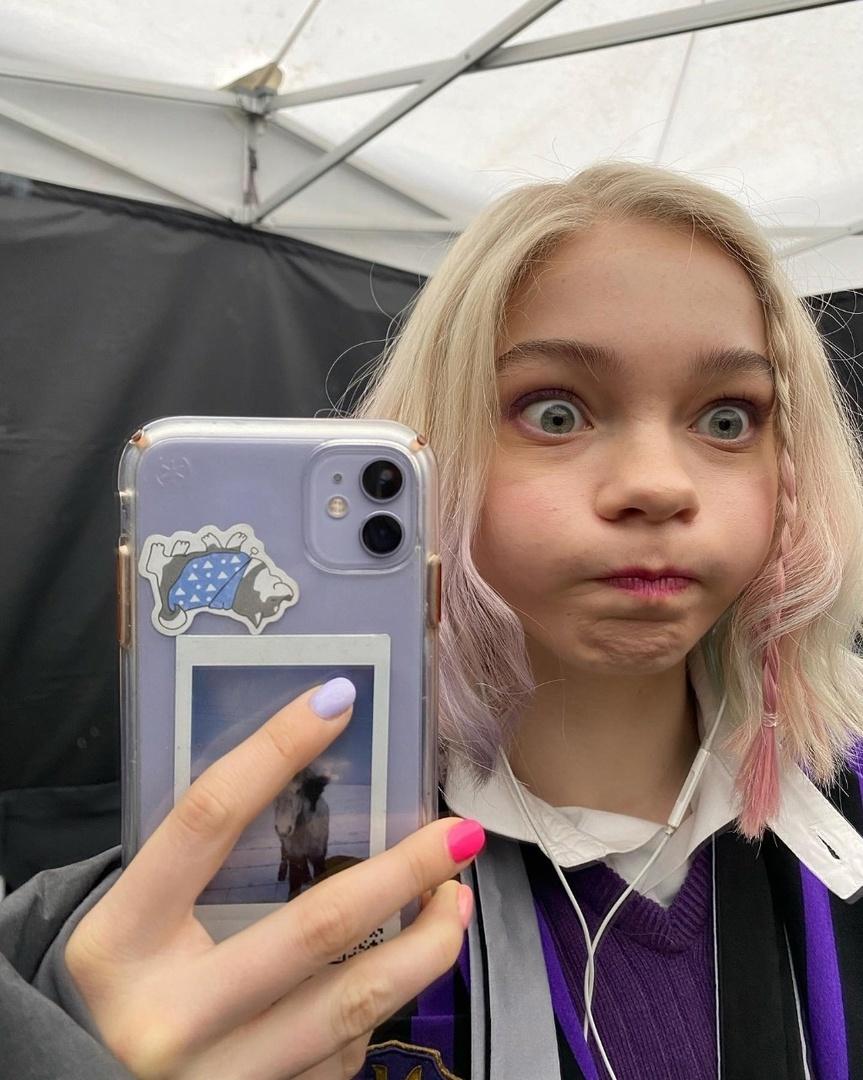 Слив Уэнсдэй искали? Тогда Вам точно нужен сливные фоточки Эмма Майерс.