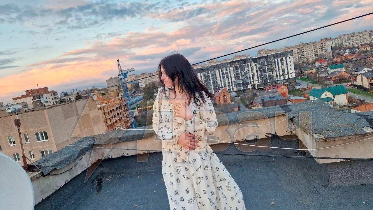 Фотка из ТГ канала "Двач" с "kspersss" на крыше дома в летнем платье. Фотка из ТГ канала "Двач" с "kspersss" на крыше дома в летнем платье.