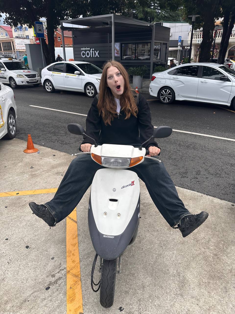 Ещё один смешной снимок с Региной ВТФ сидящей на мопеде с отрытым ртом.