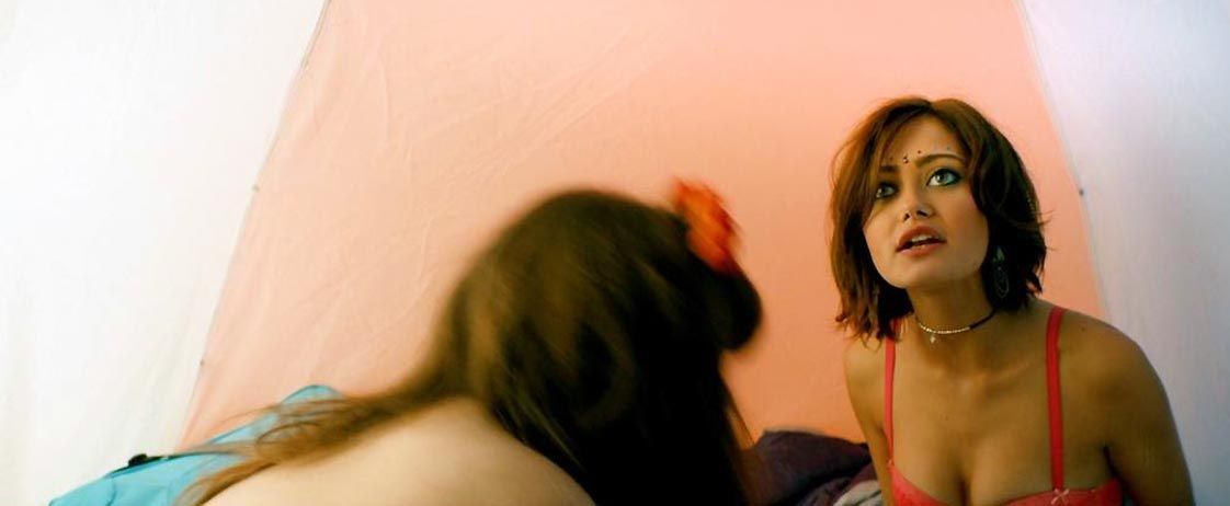 Откровенный кадр из фильма в Пернелл в красном лифчике. Откровенный кадр из фильма в Пернелл в красном лифчике.