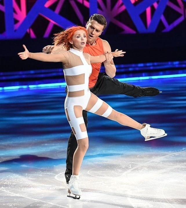 Откровенный кадр во время ледового шоу с Кузьминой в образе девушки из пятого элемента. Откровенный кадр во время ледового шоу с Кузьминой в образе девушки из пятого элемента.