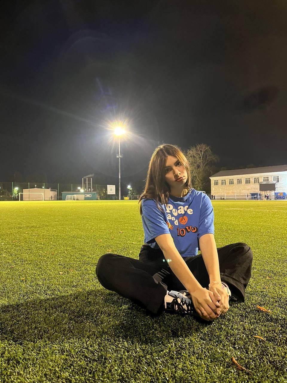 Красотка Камила на футбольном поле.