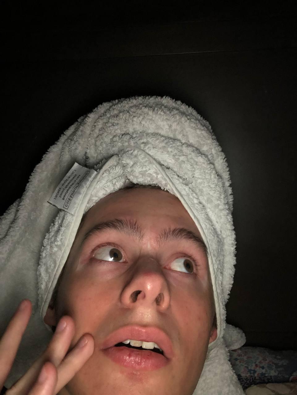 Смешное селфи Макса с полотенцем на голове. Смешное селфи Макса с полотенцем на голове.