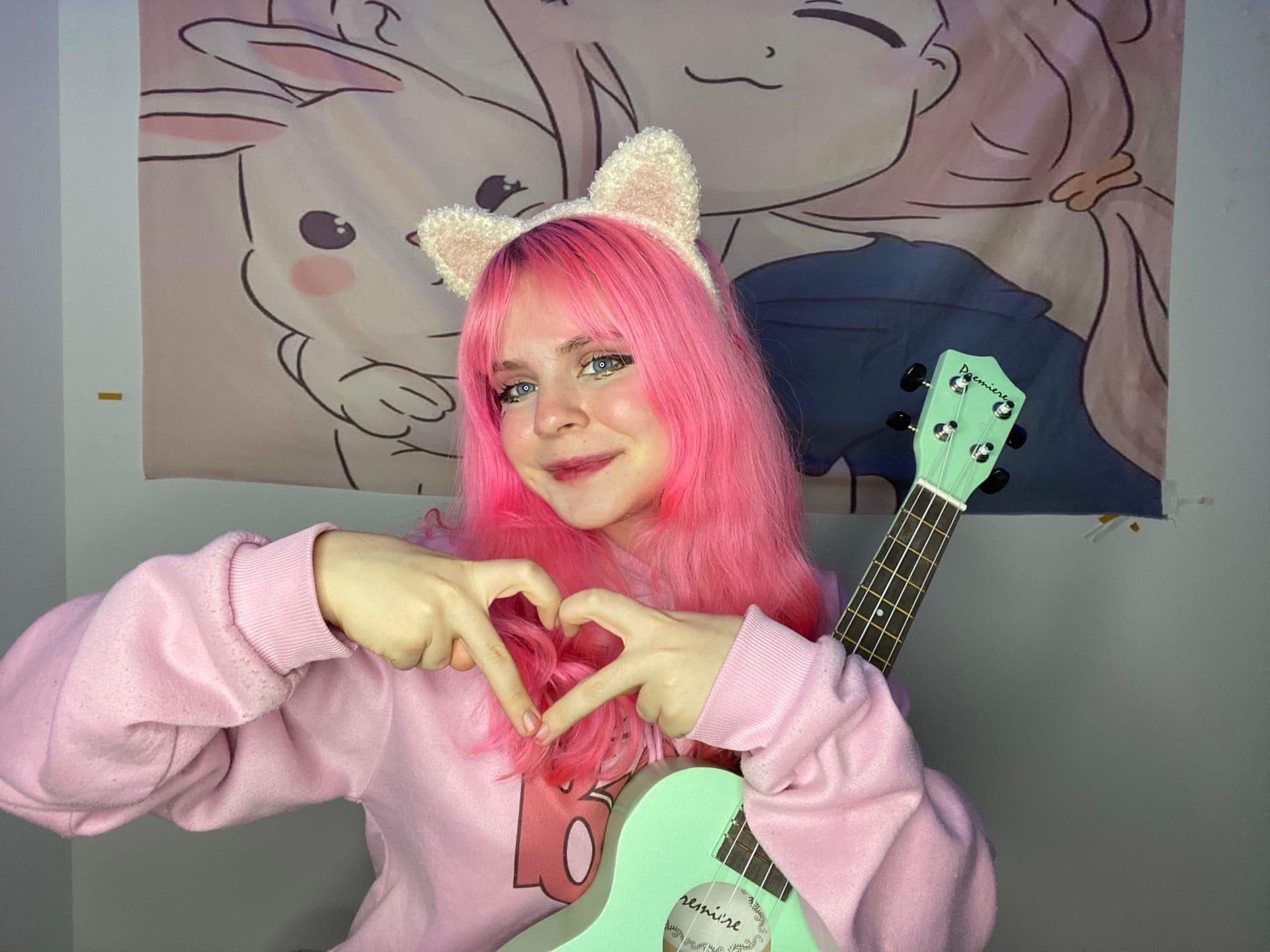 Тиктокерша шлёт всем своим подписчикам сердечки. Тиктокерша шлёт всем своим подписчикам сердечки.