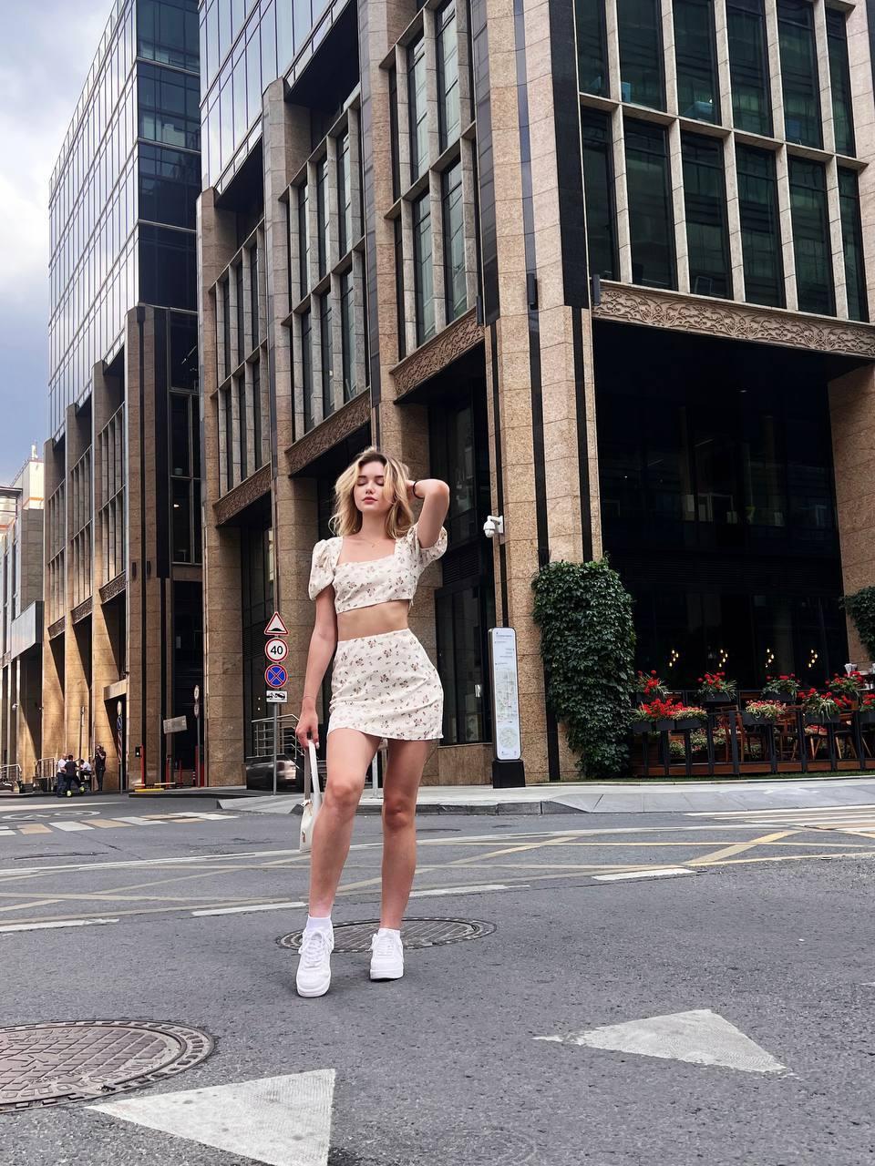 Летняя фотка Евы в топе и мини юбке.