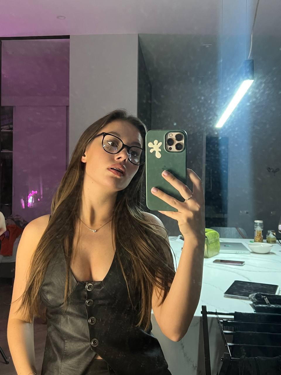 Селфи в кожаной жилетке и очках. Селфи в кожаной жилетке и очках.