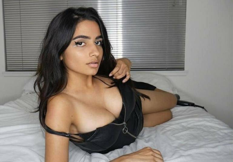 Откровенные фотки Халиди в сексуальной одежде на кровати. Откровенные фотки Халиди в сексуальной одежде на кровати.