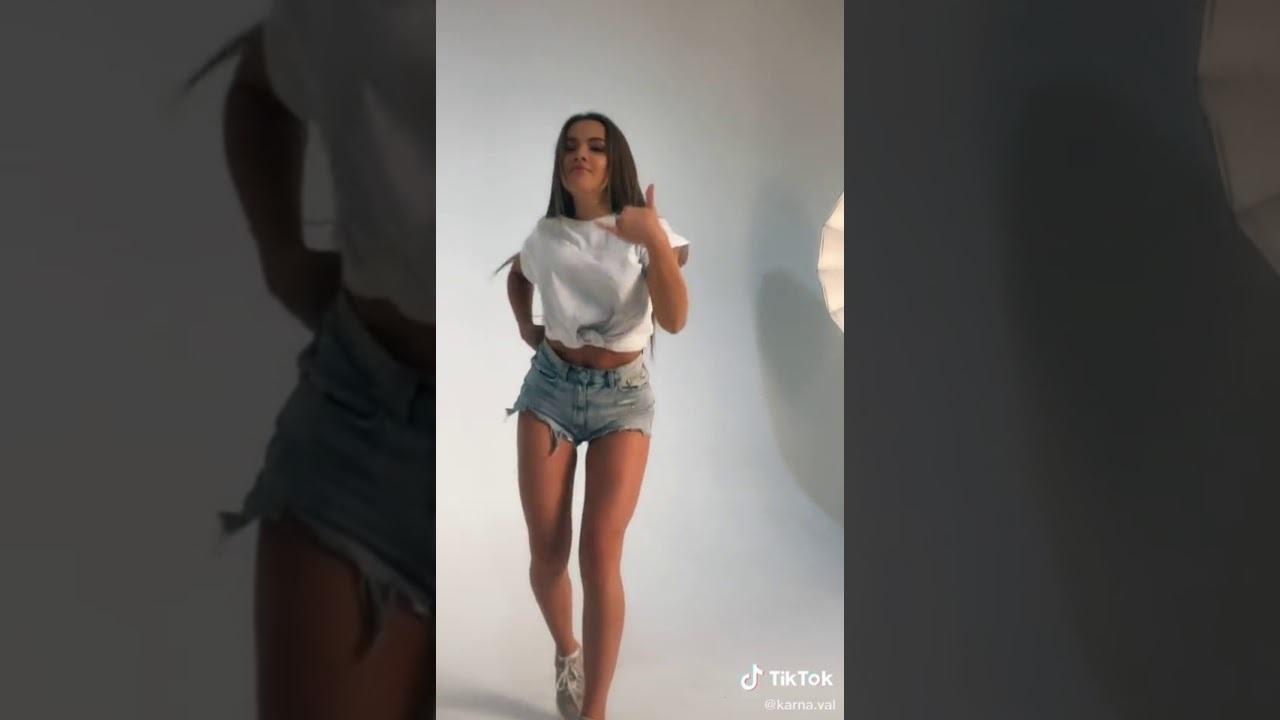 У нее стройное тело, большая грудь и миловидное лицо, благодаря чему девушке и удалось прославиться на всю страну. У нее стройное тело, большая грудь и миловидное лицо, благодаря чему девушке и удалось прославиться на всю страну.