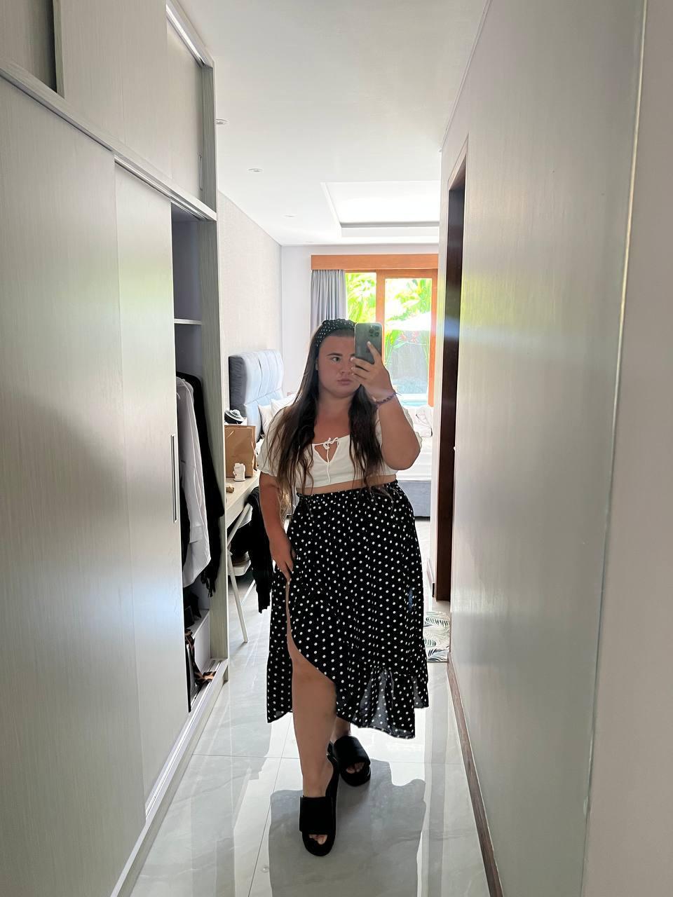 Обыденное селфи в платье в горошек. Обыденное селфи в платье в горошек.