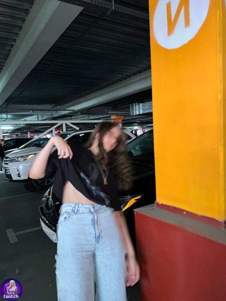 В детстве девушка была послушным ребенком и прилежной ученицей. В детстве девушка была послушным ребенком и прилежной ученицей.