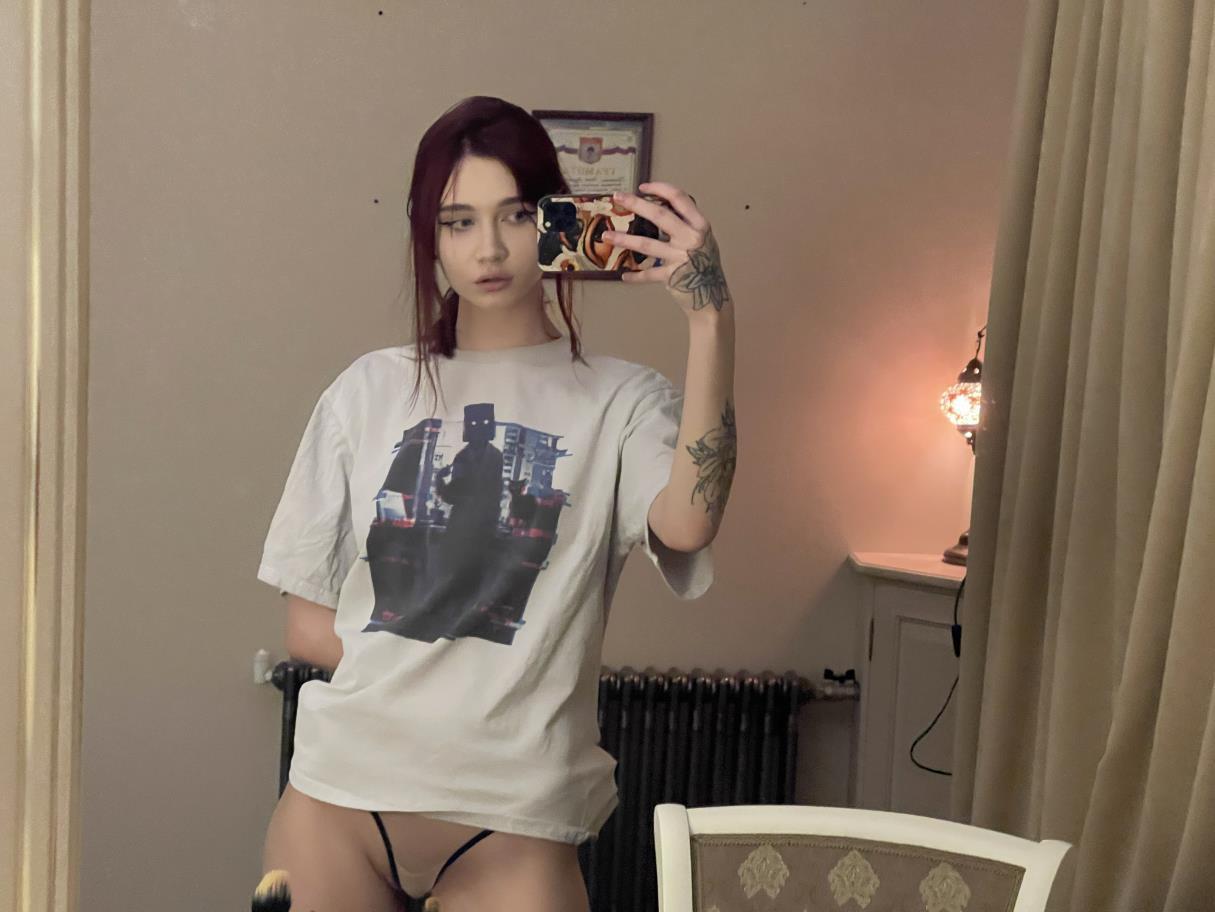 Откровенное селфи Левченко в белой майке и трусах.