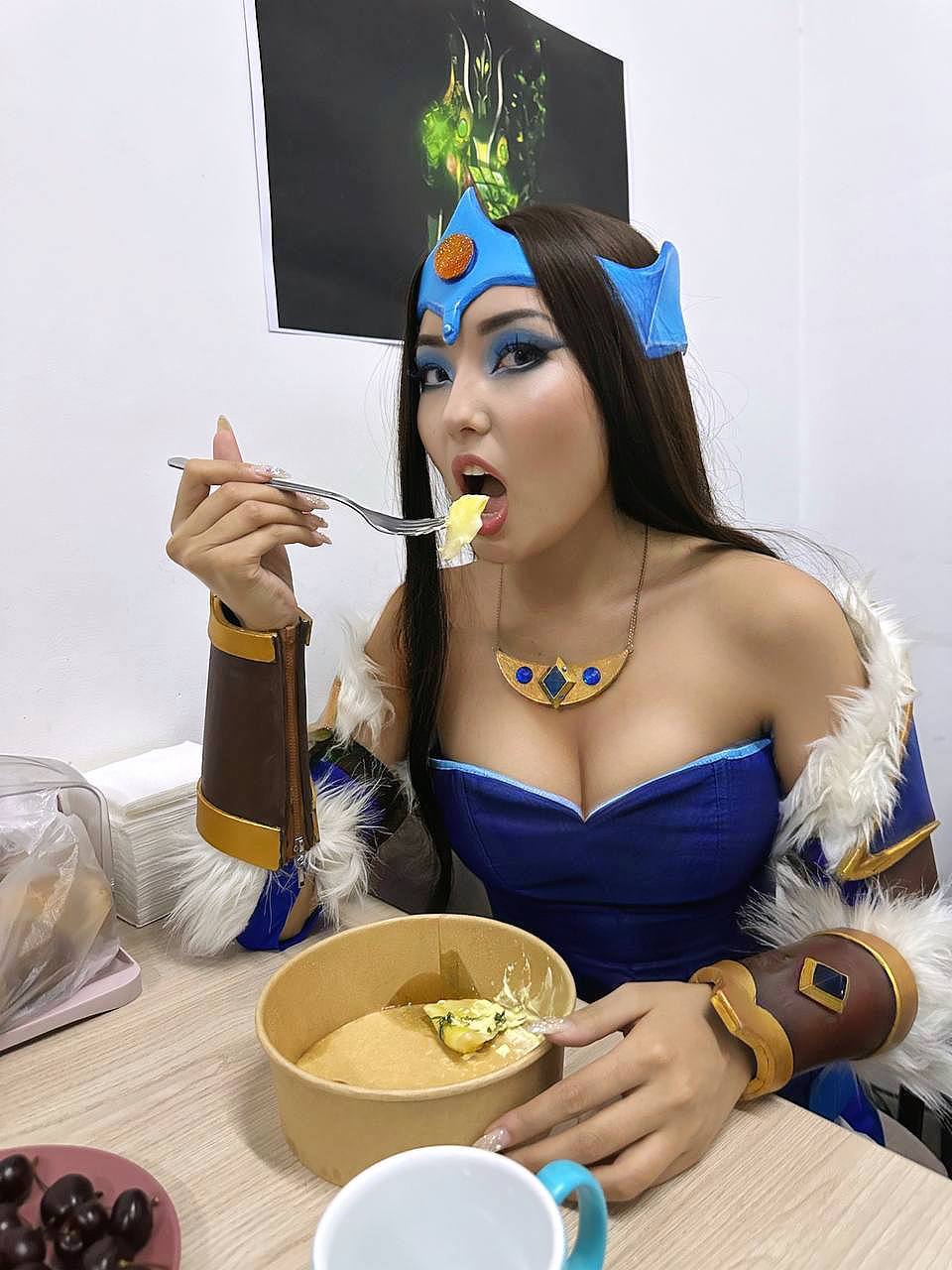 Смешное косплей фото от nastyamulla в образе жрущей принцессы из Аниме. Смешное косплей фото от nastyamulla в образе жрущей принцессы из Аниме.
