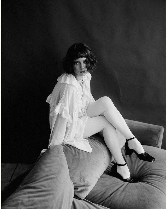 Очередное чёрно-бело фото в каком то ретро стиле в белом платье и таких же чулках. Очередное чёрно-бело фото в каком то ретро стиле в белом платье и таких же чулках.