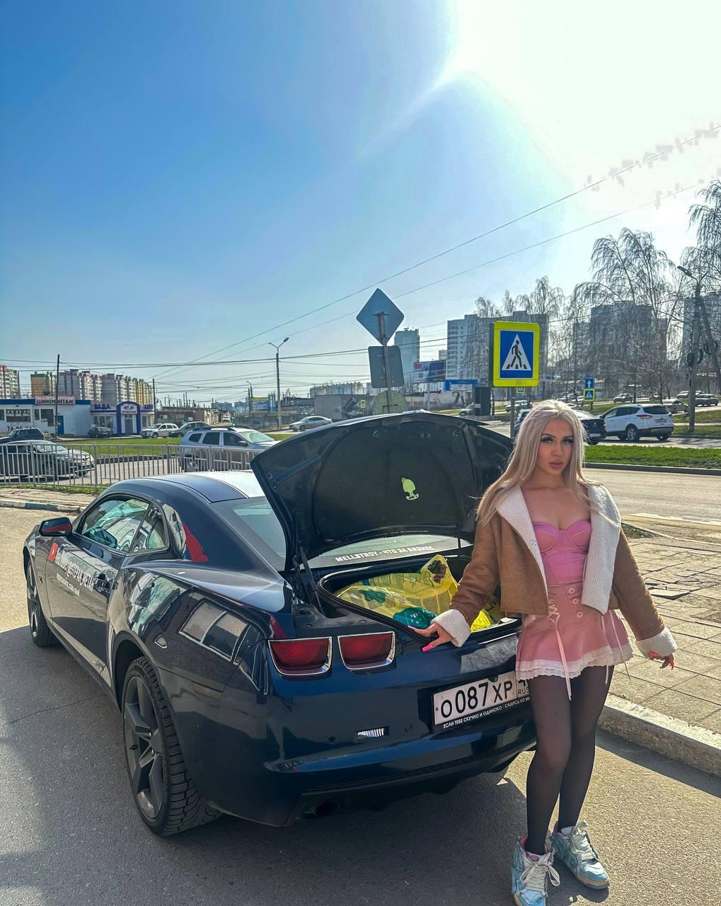 Тут Насть в в юбке и чулках, позирует у багажника автомобиля. Тут Насть в в юбке и чулках, позирует у багажника автомобиля.