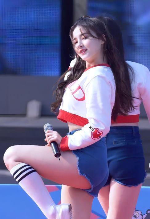 Momoland с голой грудью и попой, в нижнем белье и в купальнике, засветы. Momoland с голой грудью и попой, в нижнем белье и в купальнике, засветы.