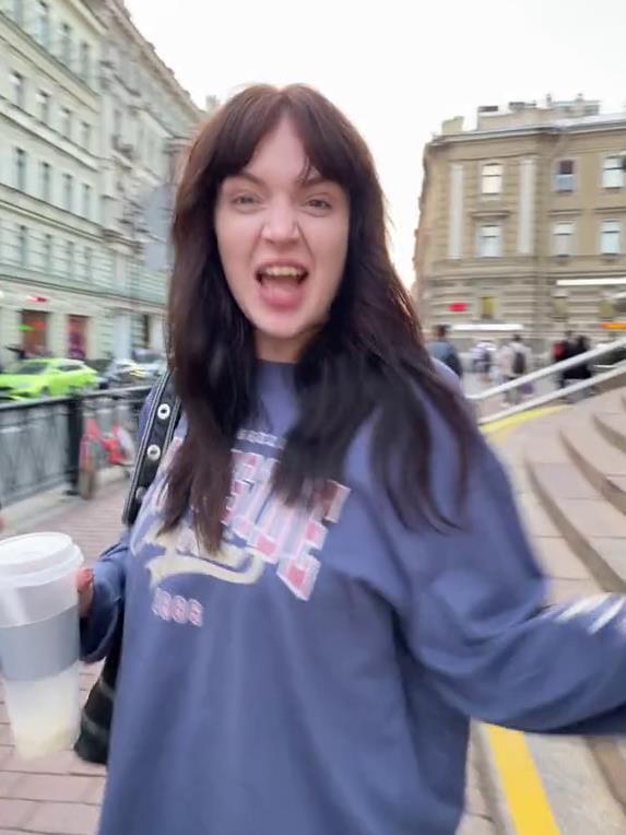 Весёлая Baby Cute на улице. Весёлая Baby Cute на улице.