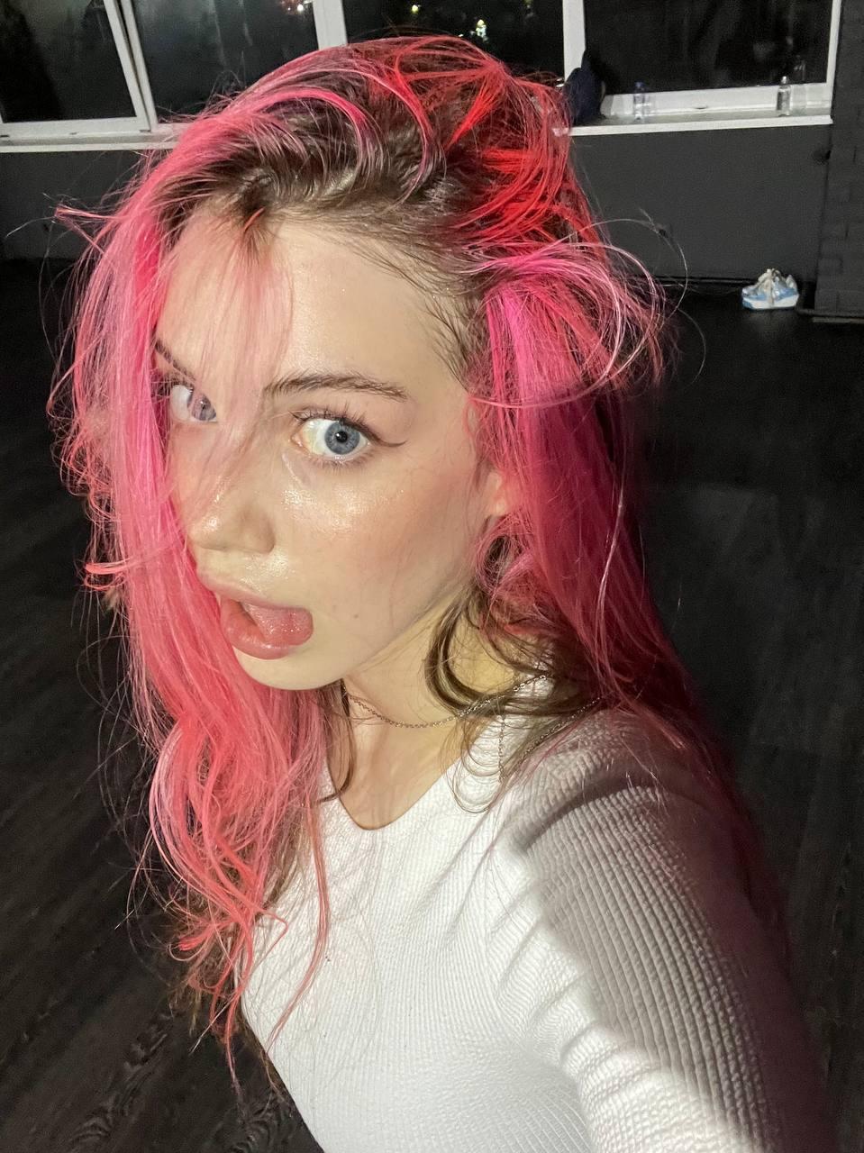 Молоденькая стримерша Акулич она же Анна Утка давно полюбилась фанатом cs go и других видео игр. Молоденькая стримерша Акулич она же Анна Утка давно полюбилась фанатом cs go и других видео игр.