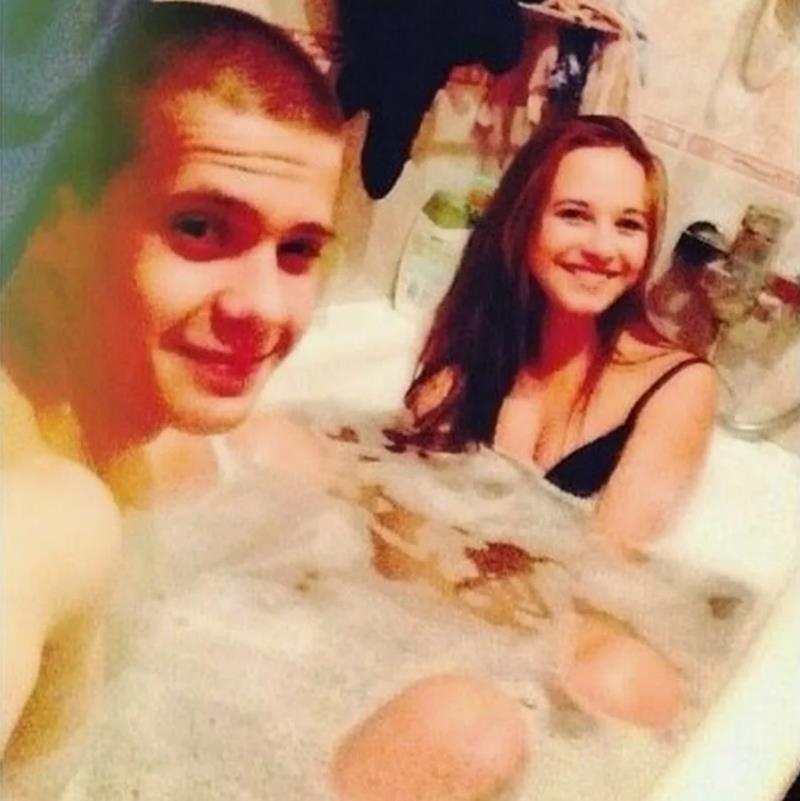 Слитая в сеть старая фотка Мишы и Арины в ванной. Слитая в сеть старая фотка Мишы и Арины в ванной.