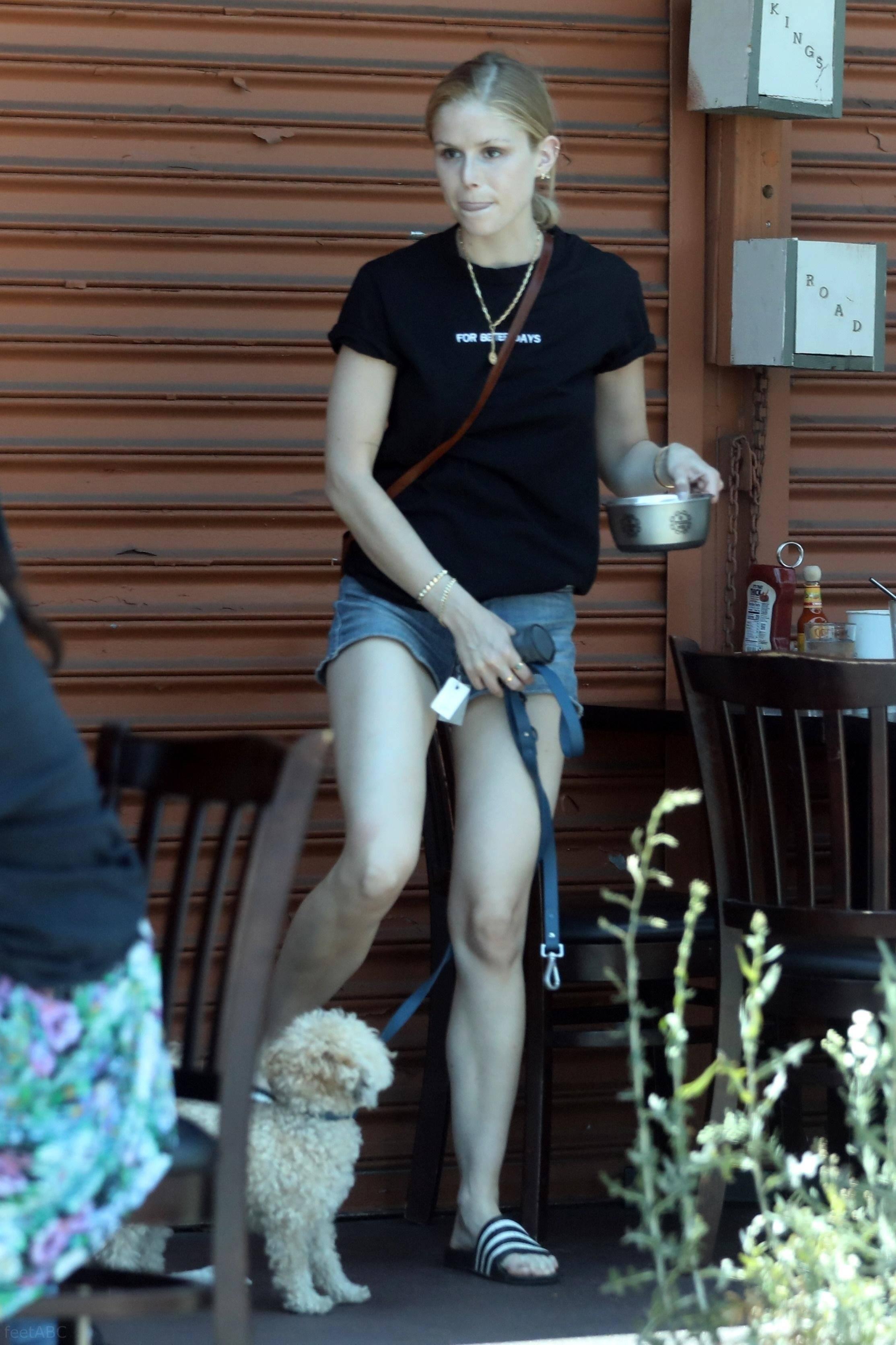 Кадры из жизни Эрин Мориарти без ретуши на прогулке с собакой попавши в сеть.