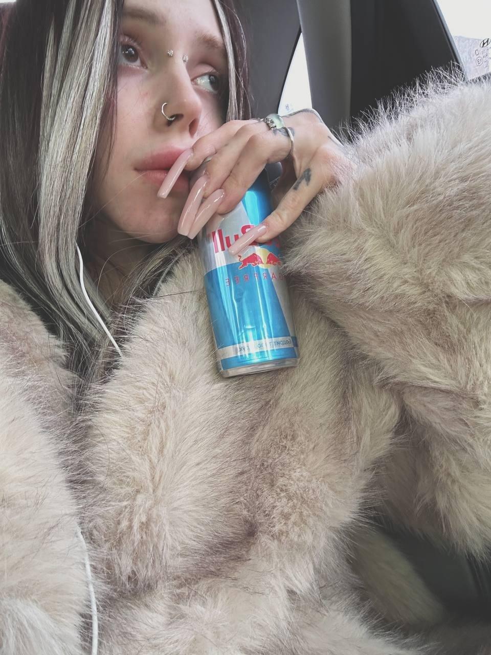 Задумчиво пьёт энергетики, видно мода такая. Задумчиво пьёт энергетики, видно мода такая.