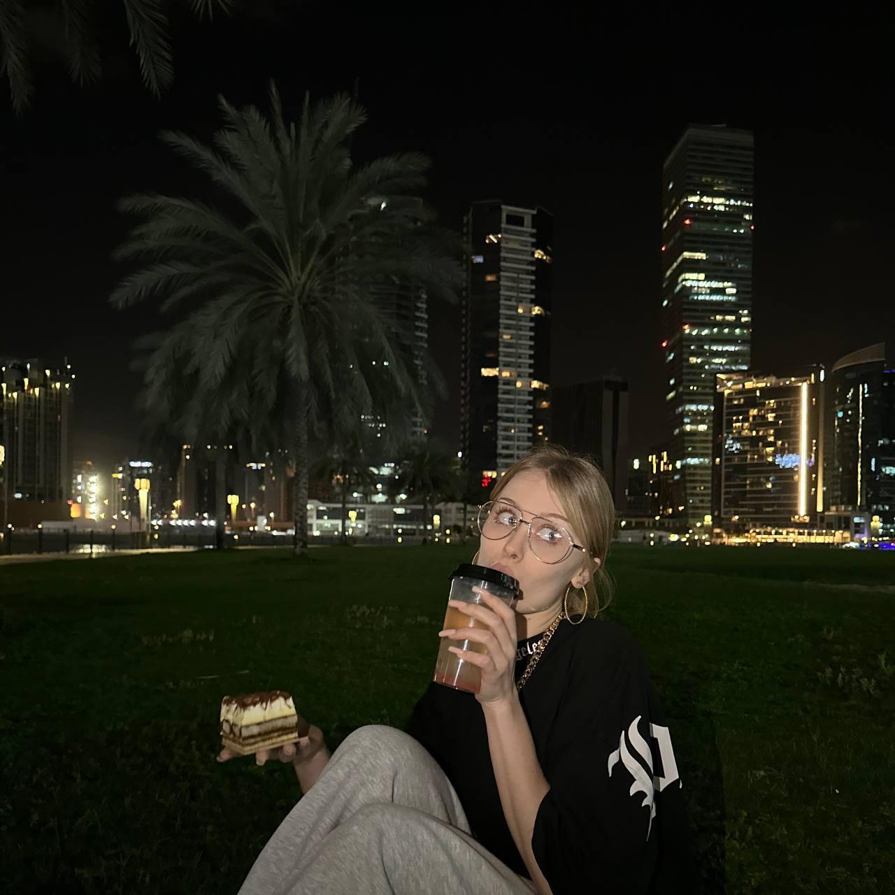 Начинала свою деятельность на сервисе Твич, сейчас имеет аккаунты в Инстаграм и в ТикТок. Начинала свою деятельность на сервисе Твич, сейчас имеет аккаунты в Инстаграм и в ТикТок.