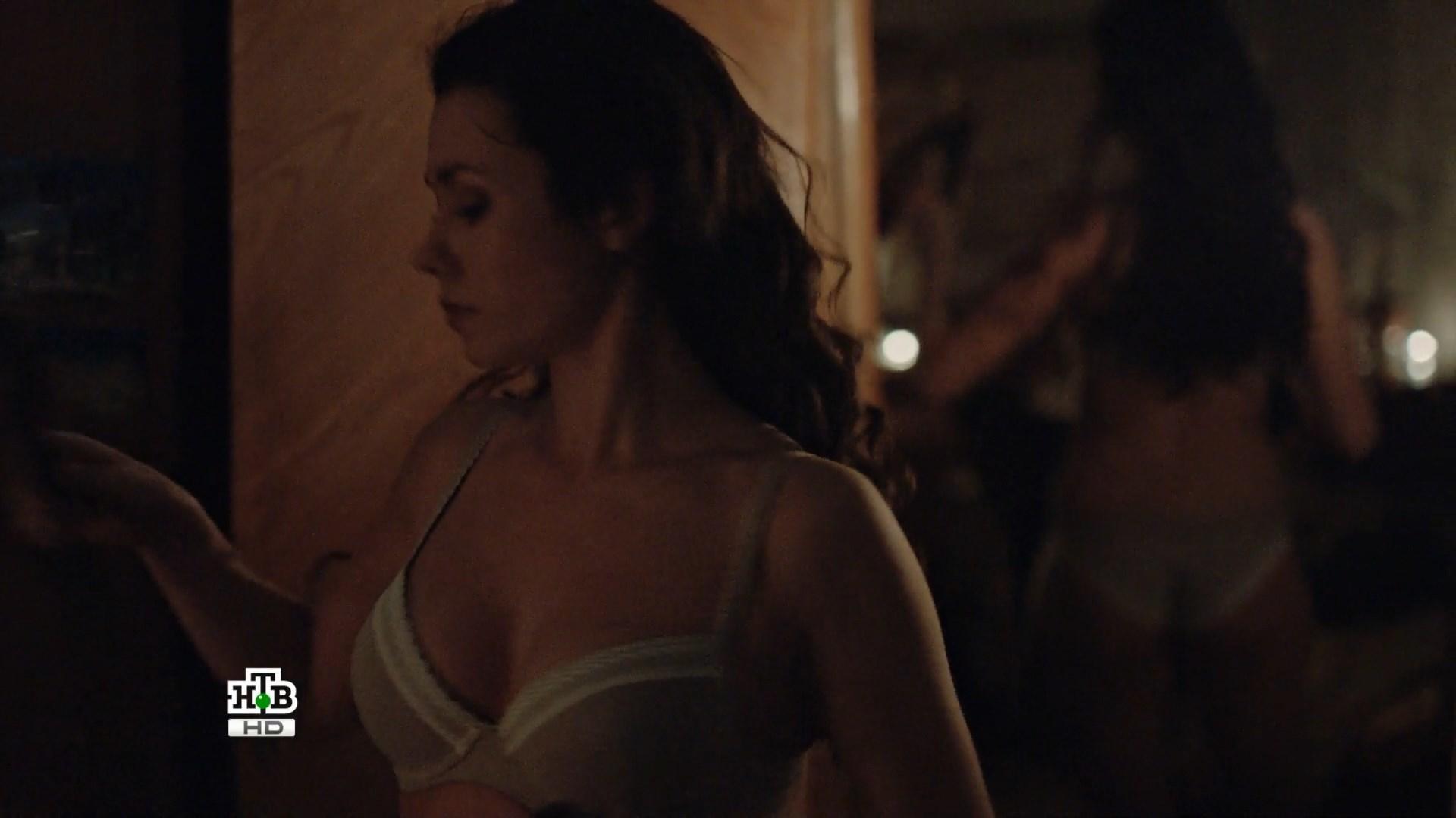 Голая грудь Виктории Заболотной в постельной сцене Голая грудь Виктории Заболотной в постельной сцене