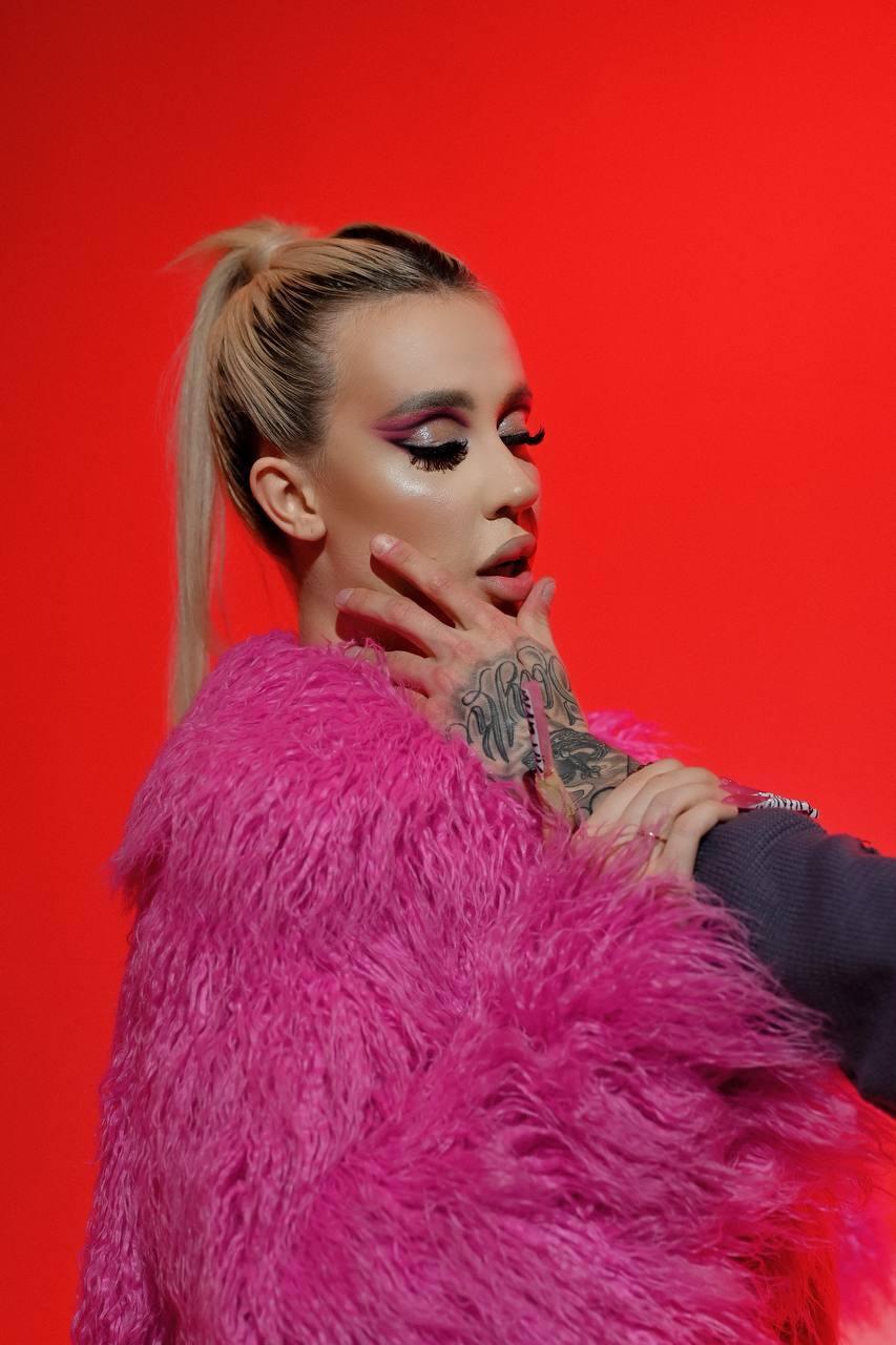 Ещё один кард из этого фотосета. Ещё один кард из этого фотосета.