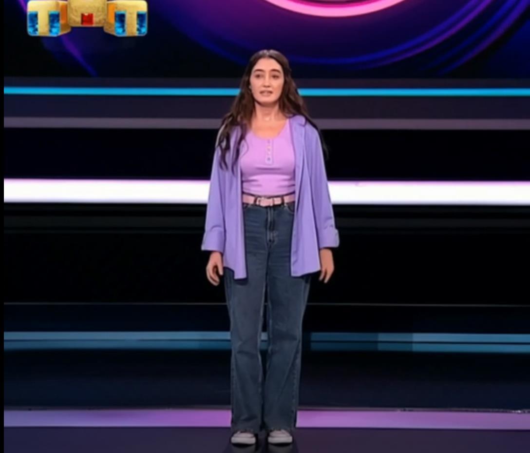 Динара Курбанова на проекте камеди батл на ТНТ. Динара Курбанова на проекте камеди батл на ТНТ.