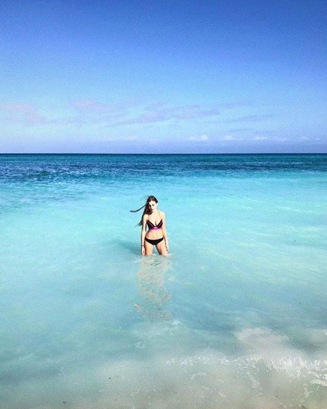 А тут она стоит в воде на дальнем плане.