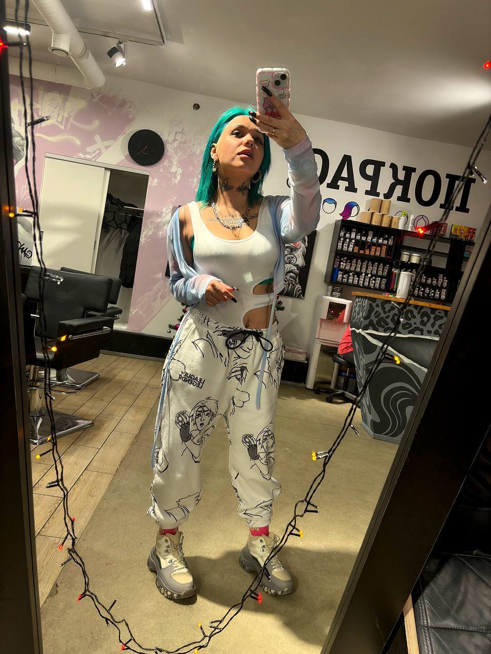 Селфи в штанах с аниме персонажами. Селфи в штанах с аниме персонажами.