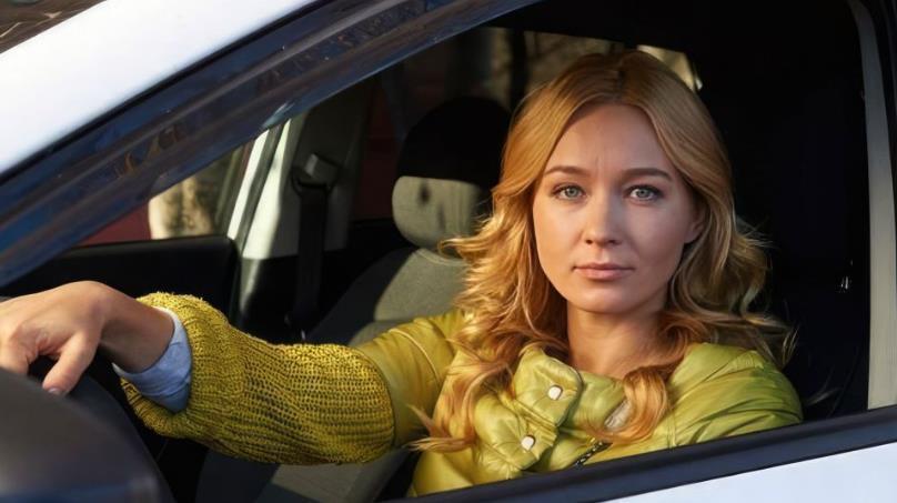 Ещё одна фотография Анастасии за рулём автомобиле в кино.