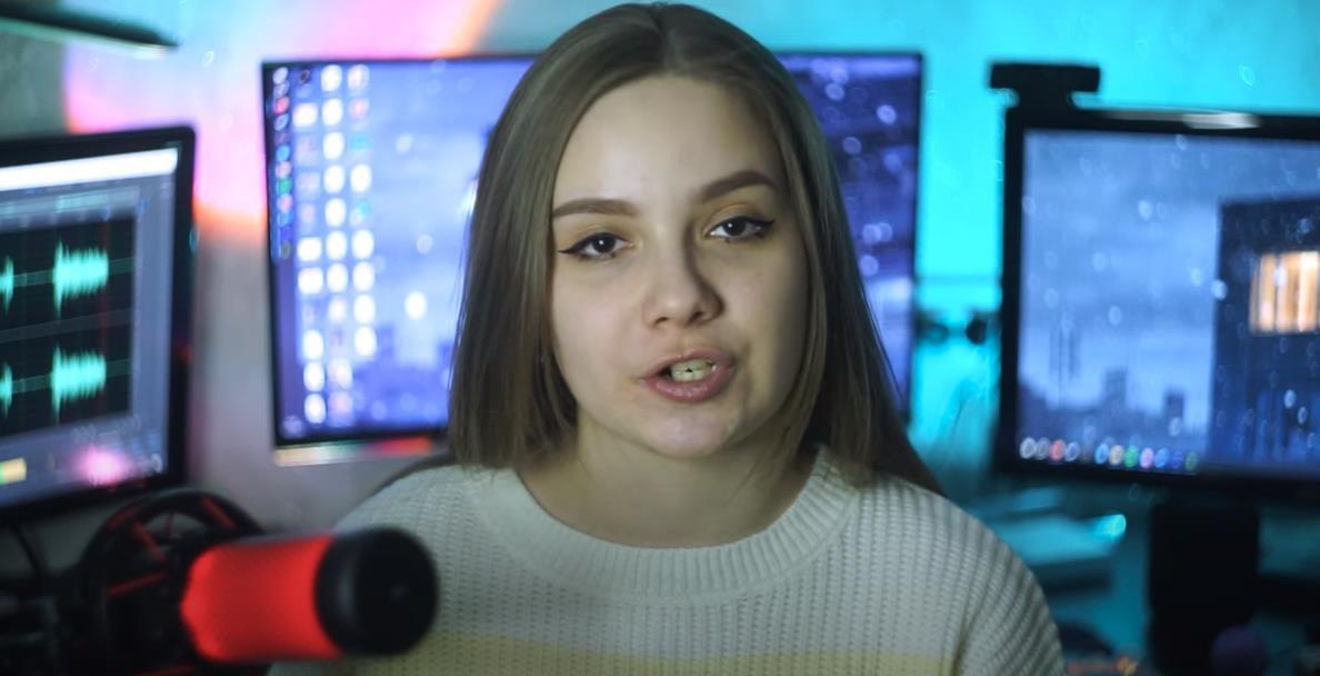 Ещё один смешной кадр Али с микрофоном.