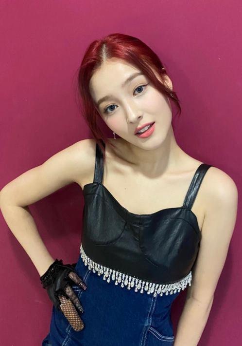 На фотографиях видно что девушка находится в окружении стилистов и другого стаффа, которые Слив обнаженных фотографий Нэнси из MOMOLAND. На фотографиях видно что девушка находится в окружении стилистов и другого стаффа, которые Слив обнаженных фотографий Нэнси из MOMOLAND.