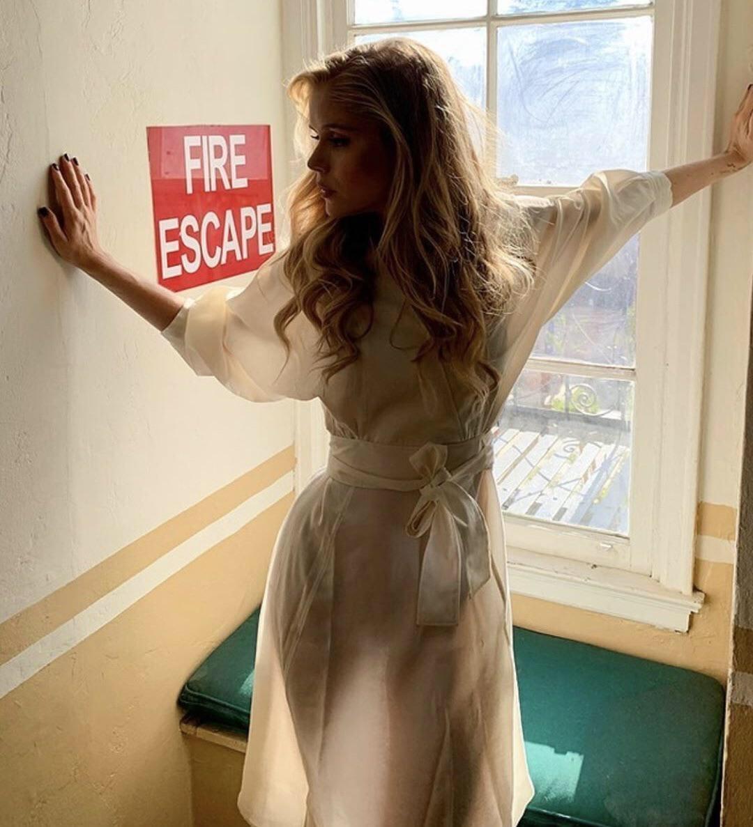 Горячая фотография в полу прозрачном платьеце.