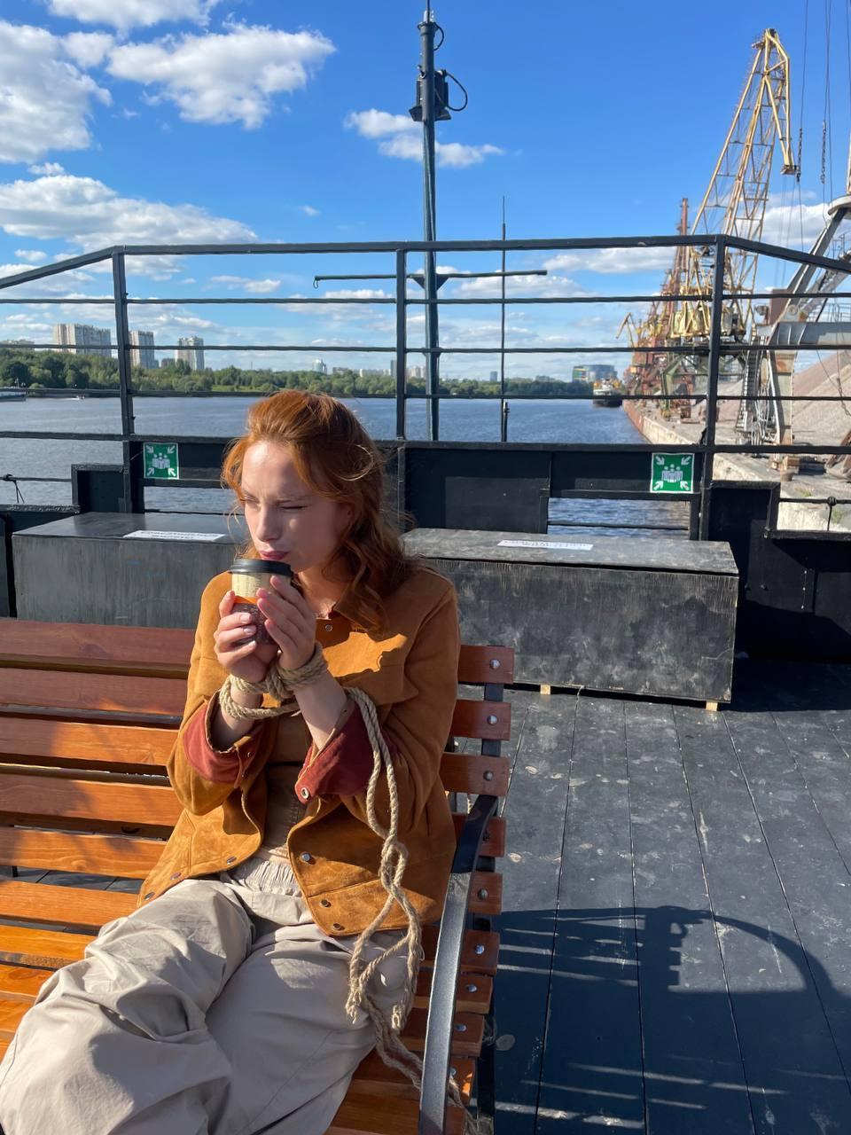 Обычный кадр из жизни с кофе в руках.