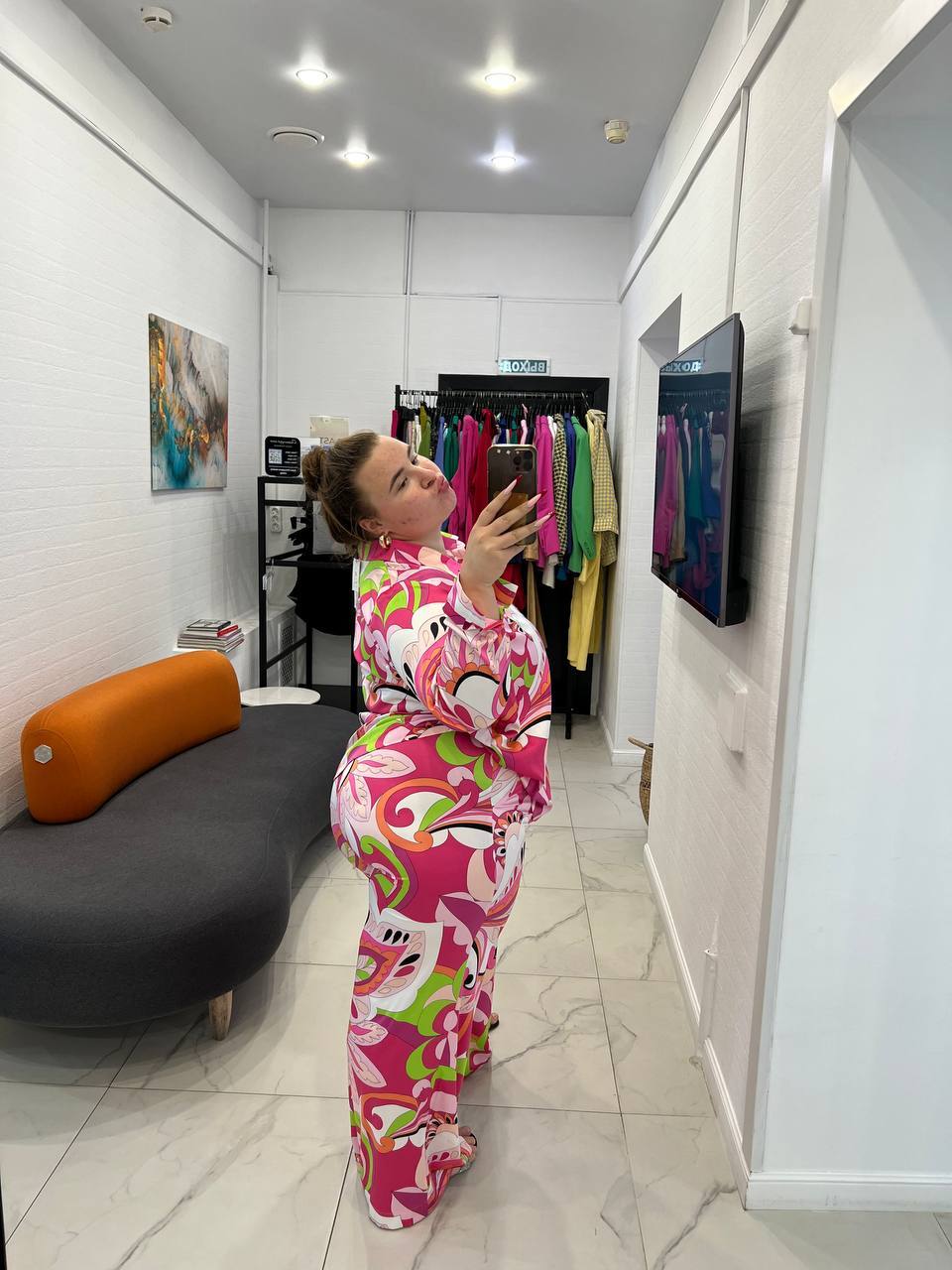 Селфи Вероники в цветастом костюме. Селфи Вероники в цветастом костюме.