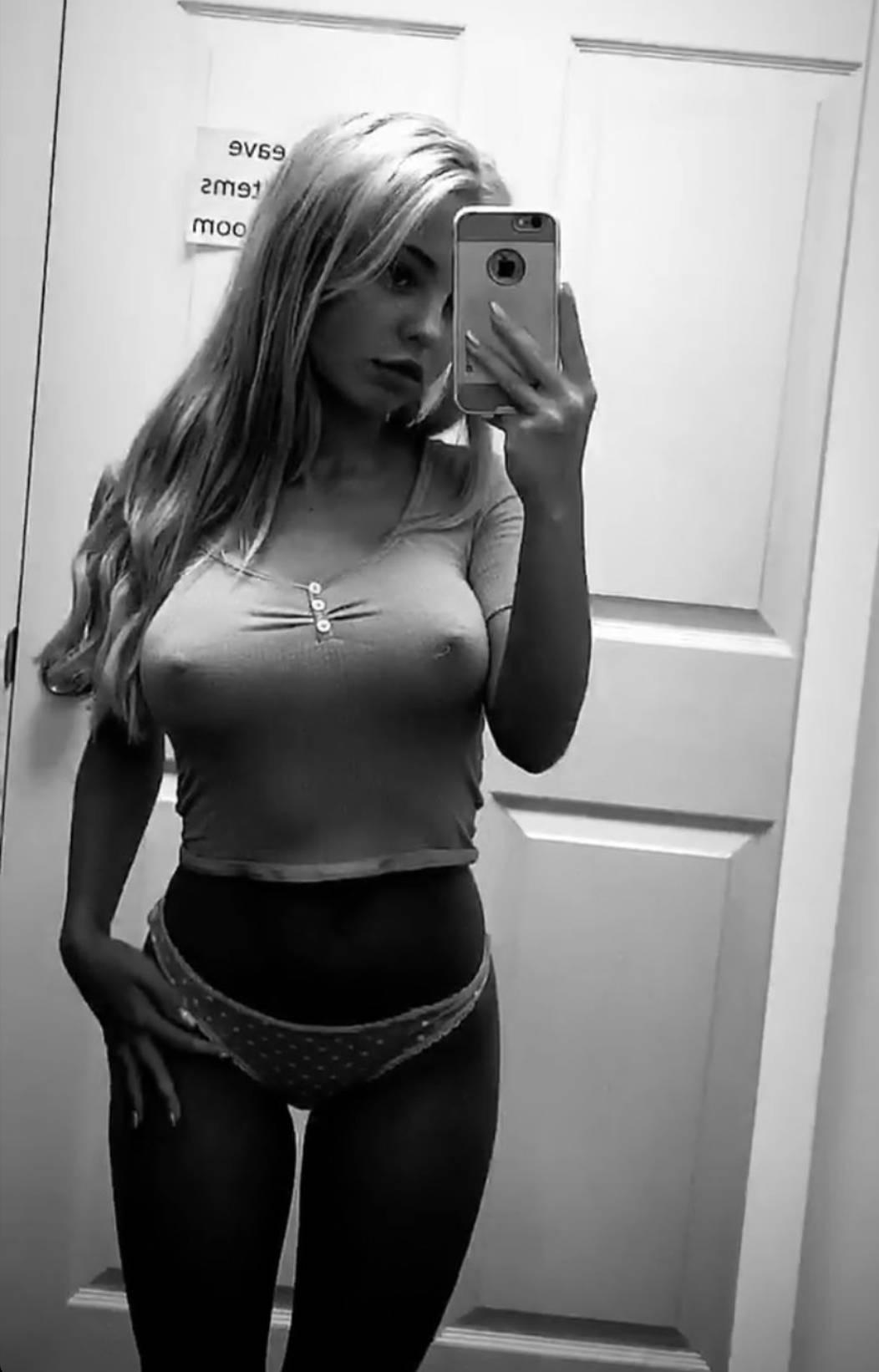 Эмма родилась в 1998 году, аккаунт завела в 2016, но начала активно осваивать медиа только в 2020 - успех пришел к ней большими скачками.