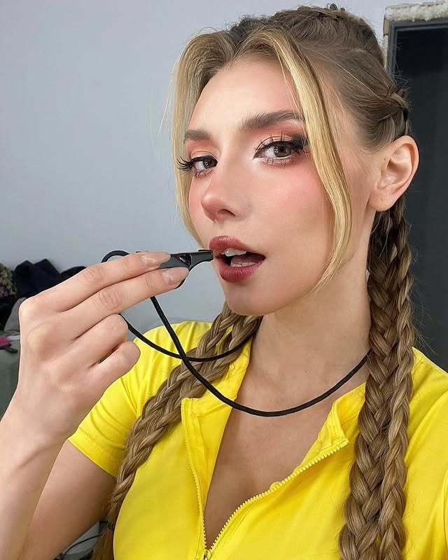 На этом кадре nastyamulla собирается взять в рот свисток. На этом кадре nastyamulla собирается взять в рот свисток.