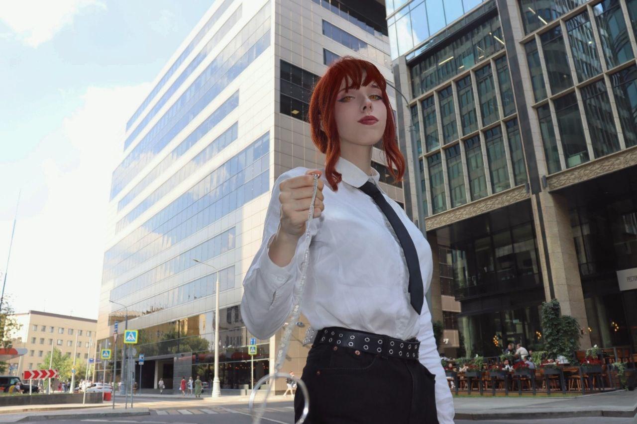 Рыжая бестия Арина Павлова "Чувыдла" в костюме бизнес леди на фоне офисных зданий. Рыжая бестия Арина Павлова "Чувыдла" в костюме бизнес леди на фоне офисных зданий.