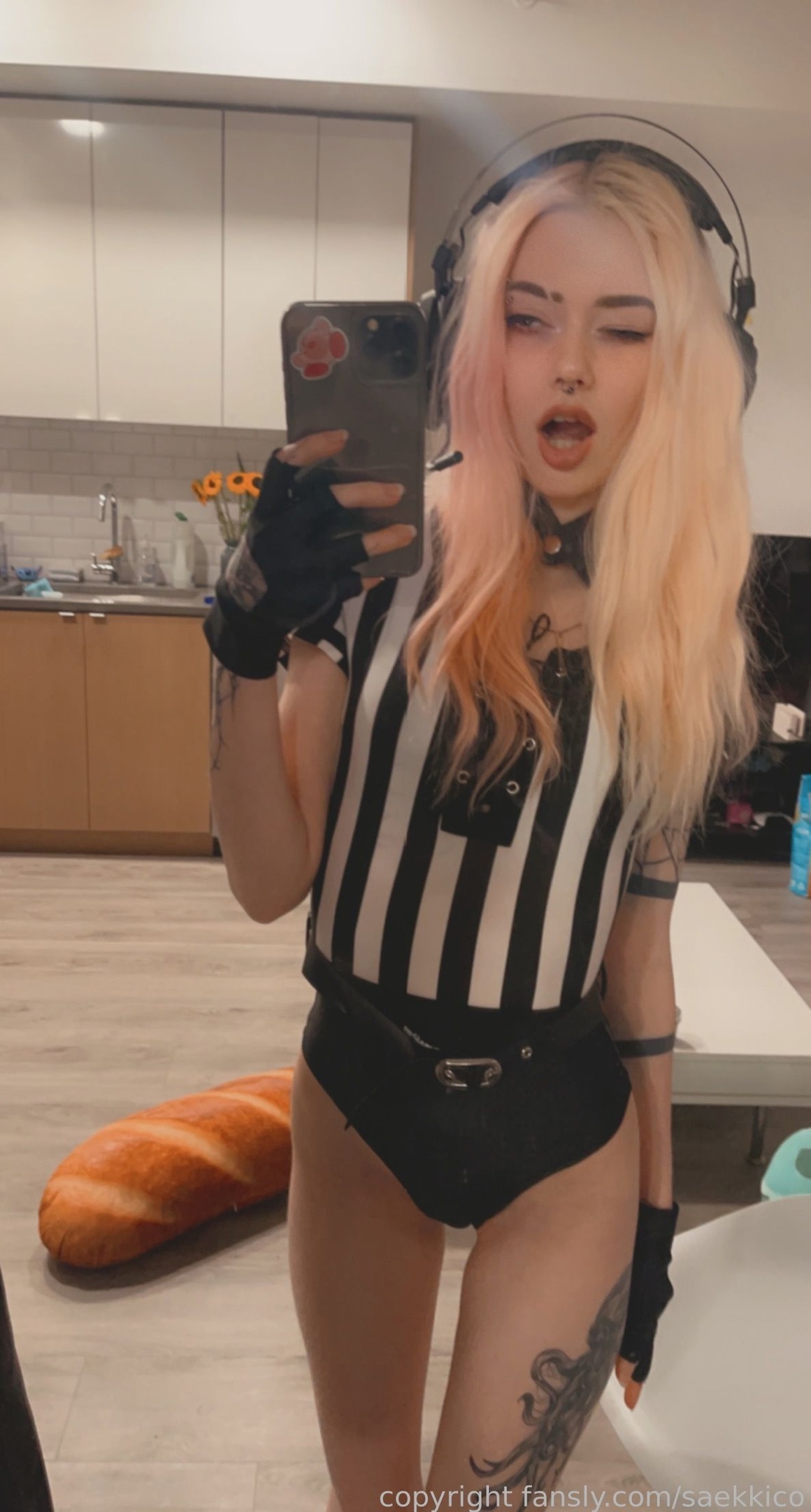 Секси селфи от Saekkico в чёрных трусах. Секси селфи от Saekkico в чёрных трусах.
