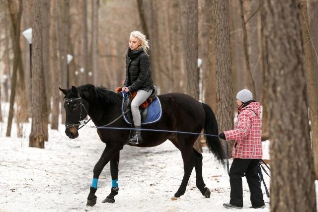 Кадры подготовки к фото сету с конём.