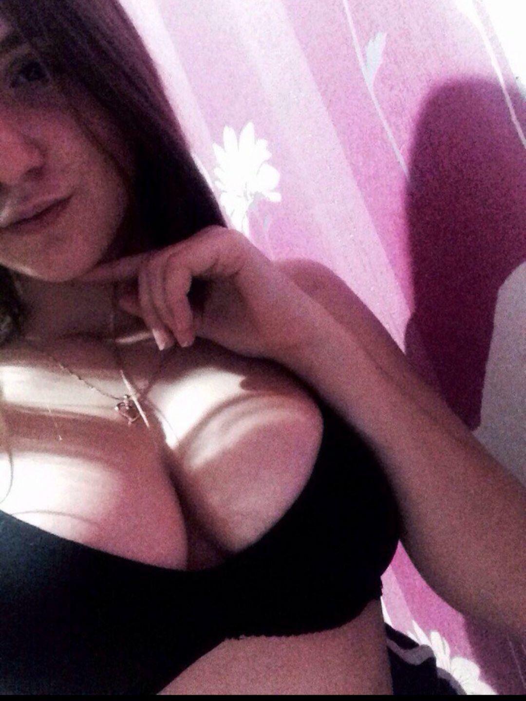 Свежий Сливы груди одноклассниц.