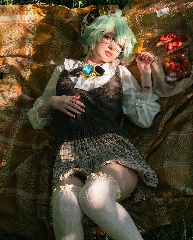 А тут Настя снова в косплей аниме костюме с зелёными волосам, в клетчатой юбке и в белых вязаных чулках.