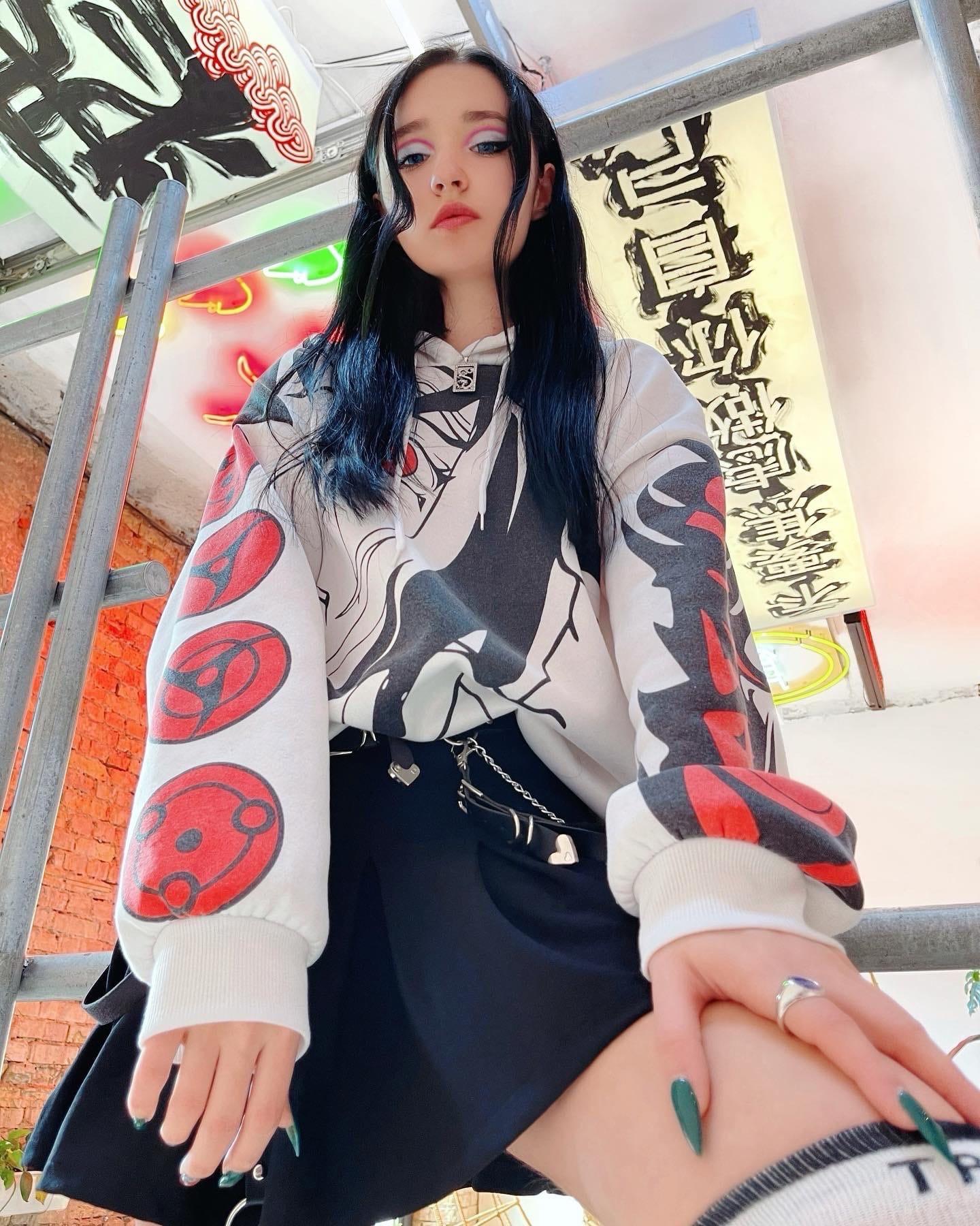 Анна Фещенко в японской кофте и мини юбке. Анна Фещенко в японской кофте и мини юбке.