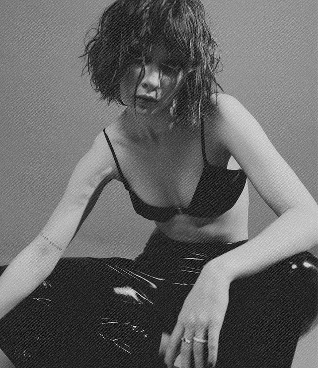 Чёрно-белая фотография Галич в полуголом виде. Чёрно-белая фотография Галич в полуголом виде.