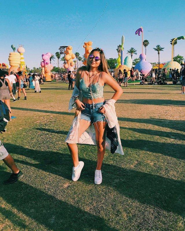 Кадр с какого то фестиваля, где внучка Ислама Каримова в красивом топе и коротких джинсовых шортах. Кадр с какого то фестиваля, где внучка Ислама Каримова в красивом топе и коротких джинсовых шортах.